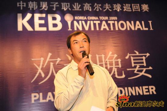 教练因言论受罚，球员集体示威抗议