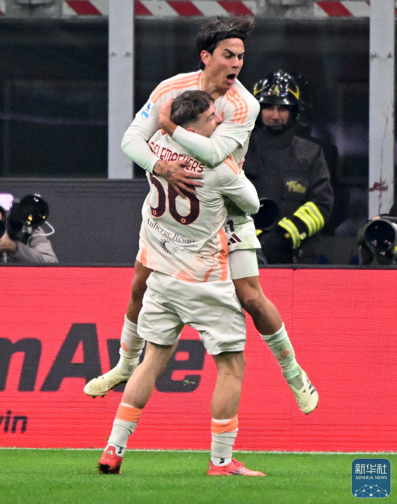 米兰AC俱乐部遭遇客场惨败,巴塞罗那队取得胜利 米兰AC俱乐部遭遇客场惨败,巴塞罗那队取得胜利