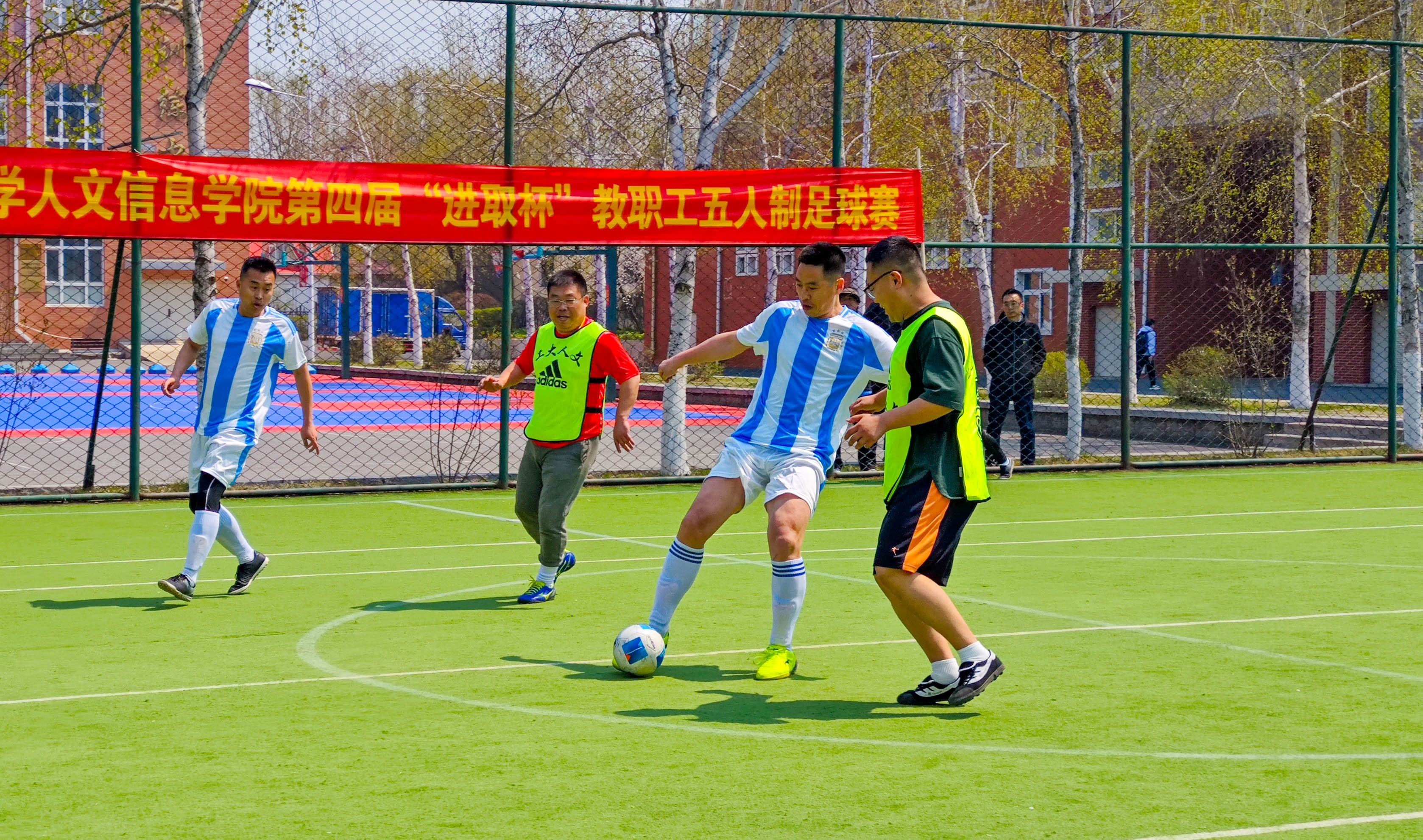 坚韧拼搏，攀登高峰，足球赛场燃烧激情