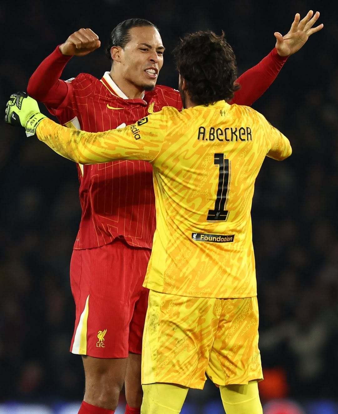 足球赛季收官之际，壮举不断