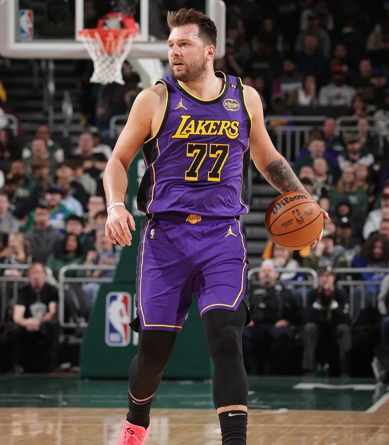 雄鹿主场大胜湖人，篮网击败黄蜂