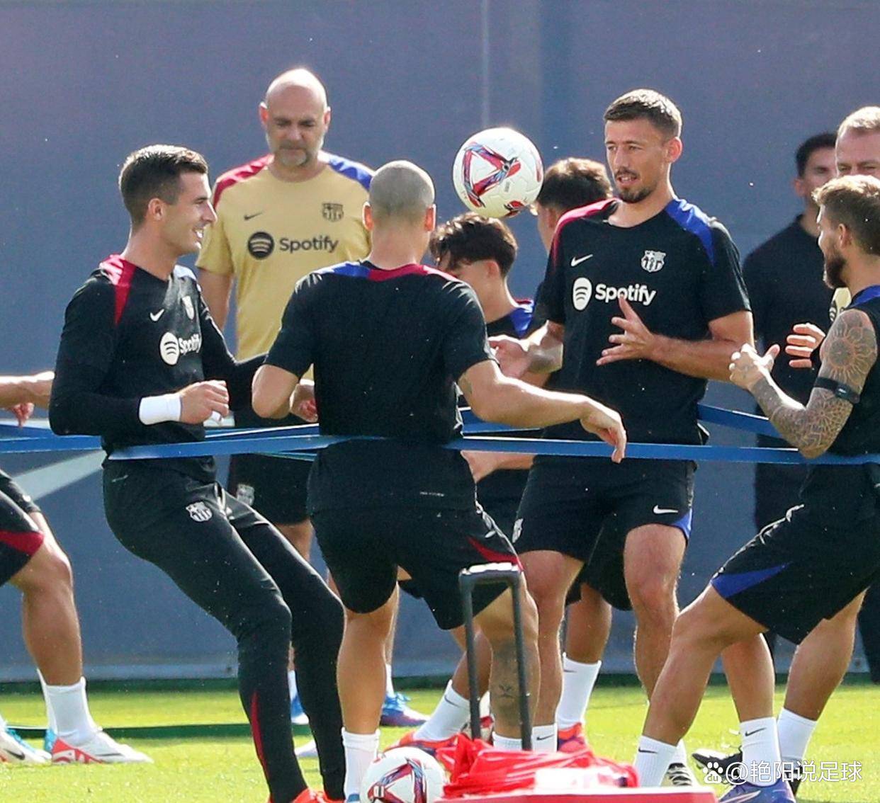 巴萨球员汇聚训练场,追求完美表现的简单介绍 巴萨球员汇聚训练场,追求完美表现的简单介绍